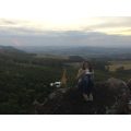 jeune fille avant un café devant une plantation de caféiers