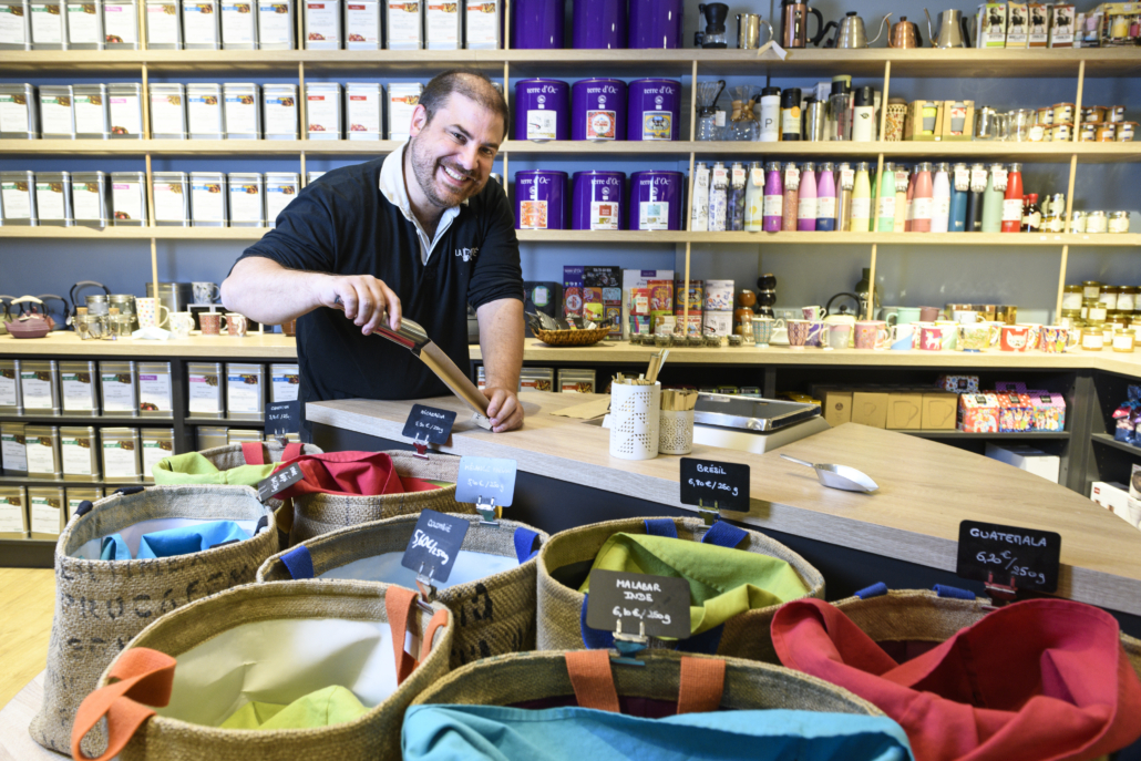 Lionel servant du café dans sa boutique, photo de Pascal Foulon